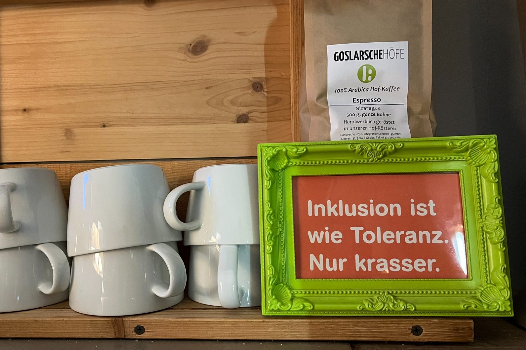 Kaffeetassenregal Kaffeetassenregal mit dem Spruch "Inklusion ist wie Toleranz. Nur krasser."
