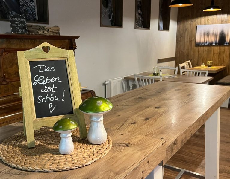 Blick ins Hof-Café Blick ins Hof-Café und dem Schild "Das Leben ist schön!"