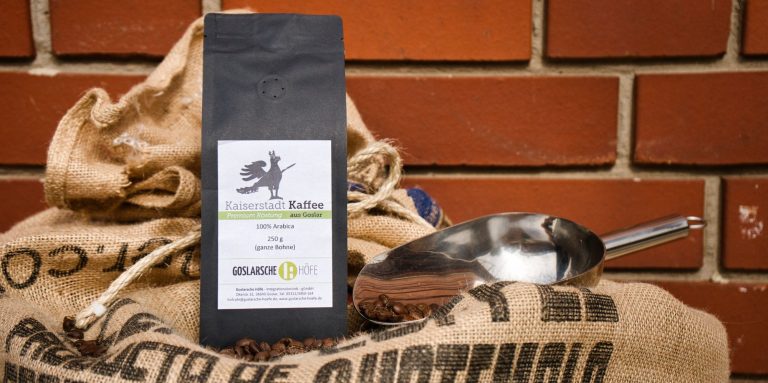 Kaiserstadtkaffee Kaiserstadt-Kaffee steht auf einem Kaffeesack